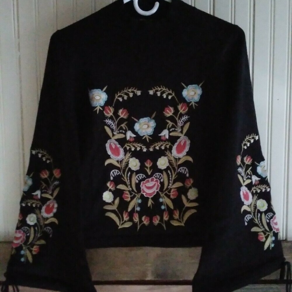 Black sweater with embroidery size L